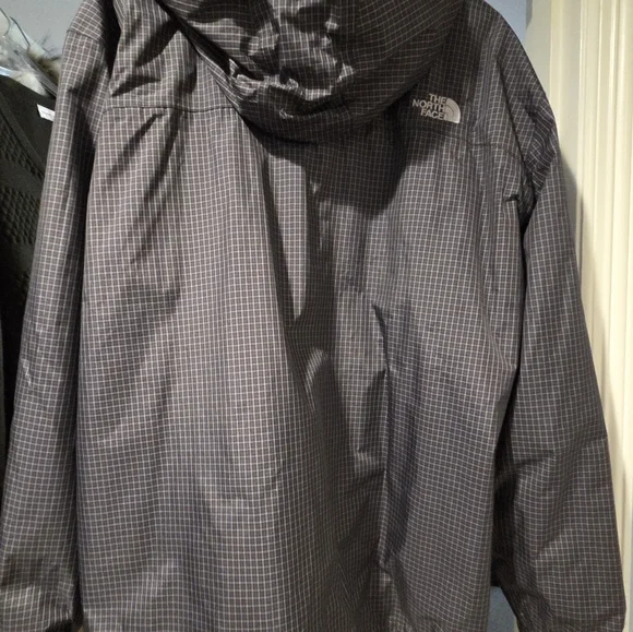 Like New North Face Mens Rain Coat Size XL. Zippered Pocket And Hood.